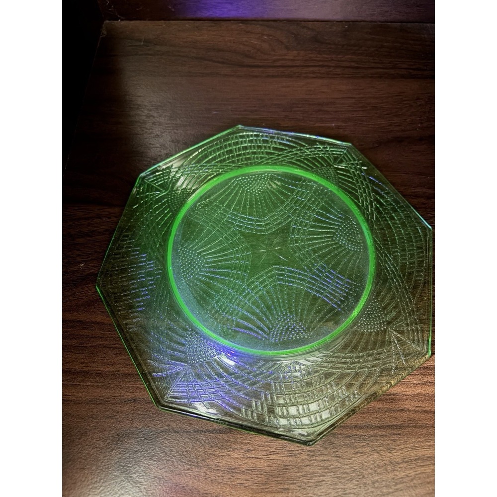 Vintage Green Romanesque Plate LE Smith Depression Glass Uranium Glow 8" Plate - Picture 2 of 5